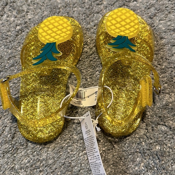NWT Toddler Girl size 6 Yellow Jelly Sandals - Picture 5 of 7